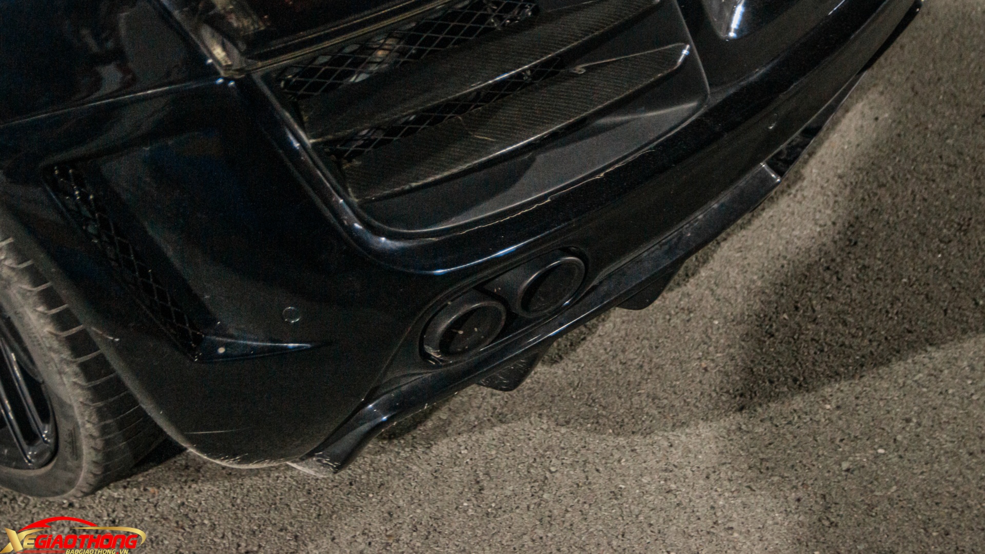 Cặp ống xả đến từ Armytrix Exhaust cũng là điểm nâng cấp giá trị của chiếc R8, cho ra âm thanh lớn và uy lực hơn rất nhiều so với hệ thống cũ