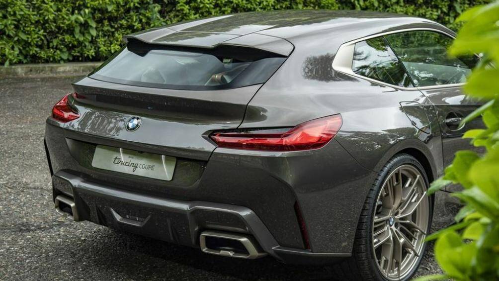 Đường vai xe được làm "cơ bắp" và cột C Hoffmeister kink đặc trưng của thương hiệu BMW. Ở phía sau, xe có cửa cốp gấp khúc và cánh gió mui gọn gàng