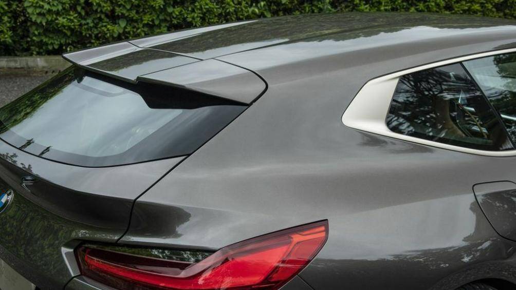 BMW Concept Touring Coupe sở hữu màu sơn ngoại thất nâu-xám độc lạ có hiệu ứng các mảnh thủy tinh màu xanh