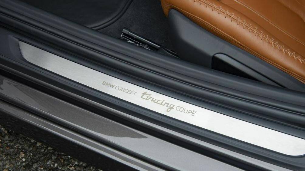 Nắp ca-pô kéo dài cùng bộ vành hợp kim 20 inch phía trước và 21 inch ở đằng sau, đi với lốp Pirelli P Zero