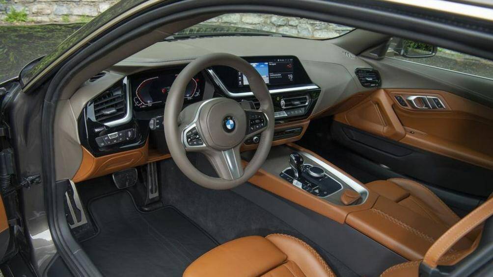 Nội thất mang 2 tông màu riêng biệt với phần trên của khoang lái được bọc da màu nâu đậm, phần dưới được bọc da màu nâu Saddle Brown ấm áp hơn