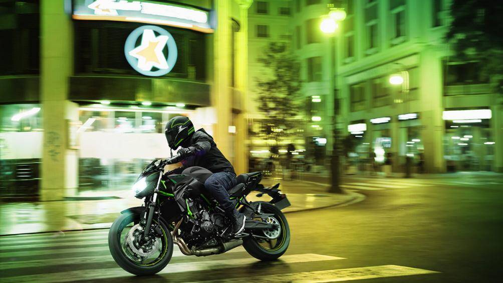 Dù nằm trong phân khúc phân khối lớn tầm trung nhưng Kawasaki Z650 ABS 2023 vẫn sở hữu một vẻ đẹp mạnh mẽ và cơ bắp như Z800, Z1000...