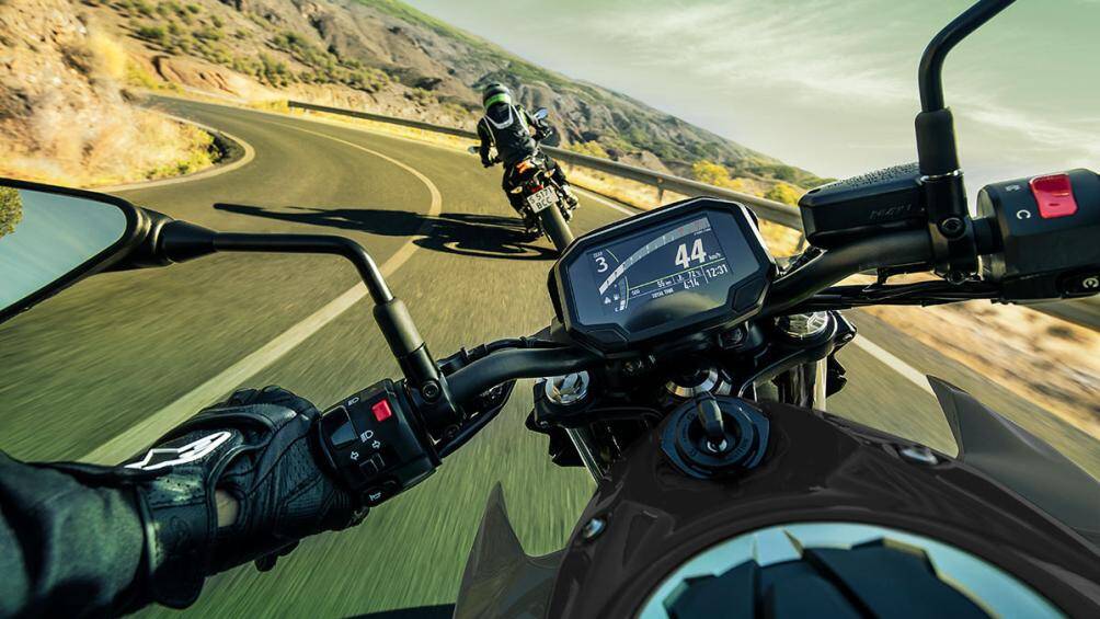 Xe còn có một số tính năng ưu việt khác như hệ thống đèn LED chiếu sáng, màn hình hiển thị TFT với khả năng kết nối với điện thoại thông minh và hệ thống phanh ABS