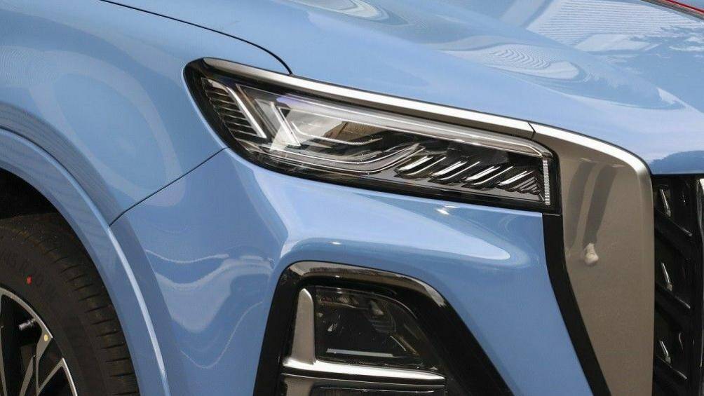 HS5 có mặt ca lăng dạng thác nước. Đèn định vị 2 bên được nối với khung lưới tản nhiệt, tạo nên một tổng thể liền lạc