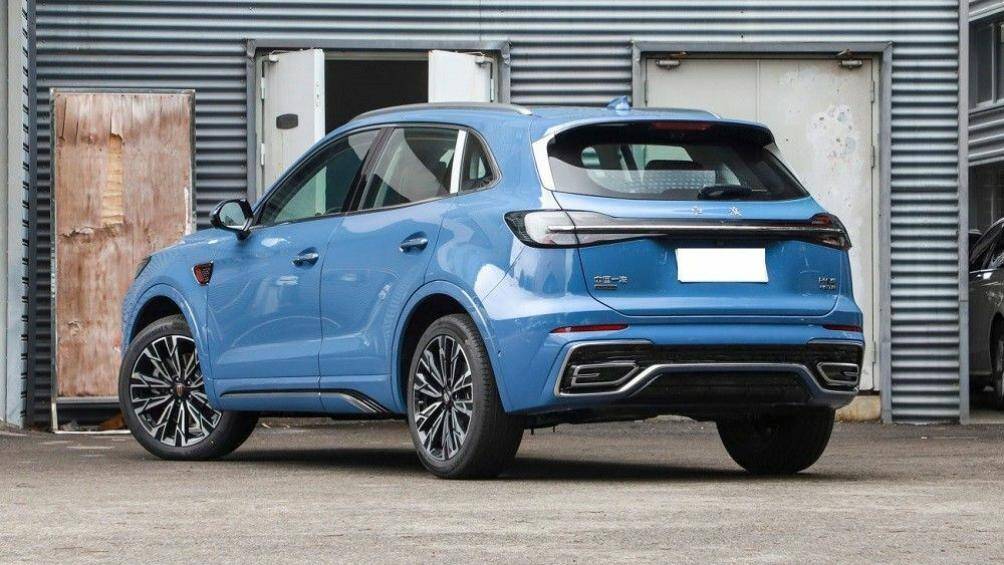 Cụm đèn pha được chia làm hai tầng và được đặt ở phía dưới, gần khu vực cản trước, phía sau xe nổi bật với cụm đèn hậu kéo dài