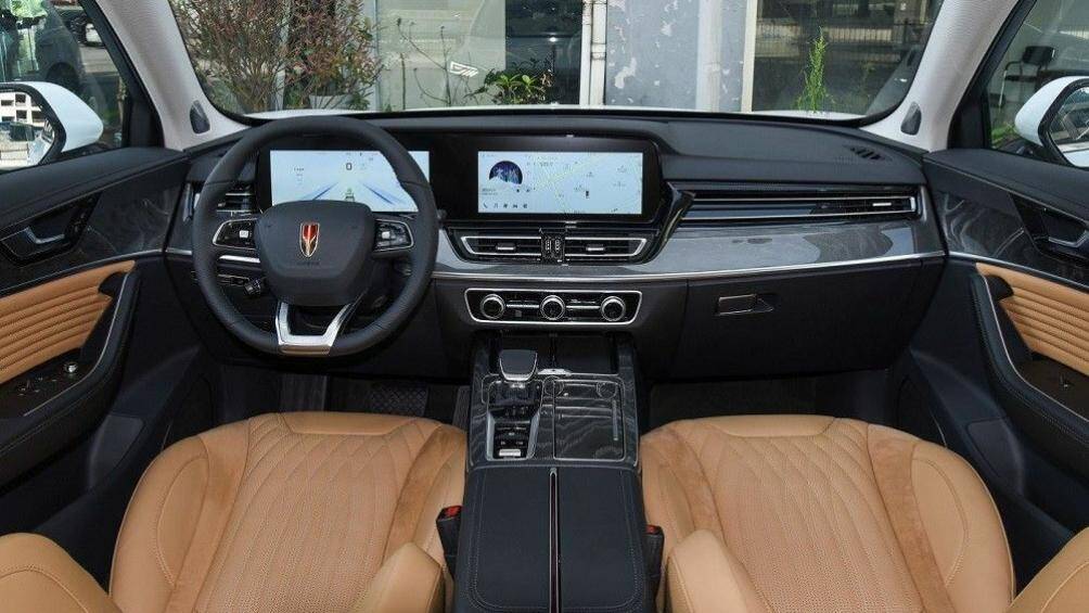 Không gian cabin sang trọng bao gồm nhiều chi tiết được ốp gỗ và mạ crôm. Trước mặt người lái là vô lăng 3 chấu, tích hợp phím chức năng