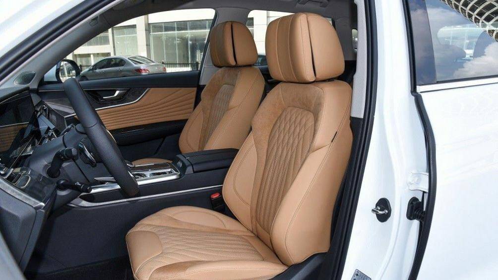 Ngoài ra xe cũng được trang bị sạc điện thoại không dây, phanh tay điện tử, cửa sổ trời và camera 360 độ