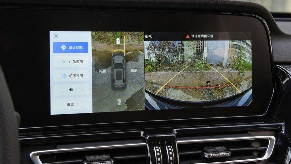 Bảng đồng hồ kỹ thuật số nối liền với màn hình cảm ứng trung tâm và màn hình hiển thị thông tin kính lái HUD