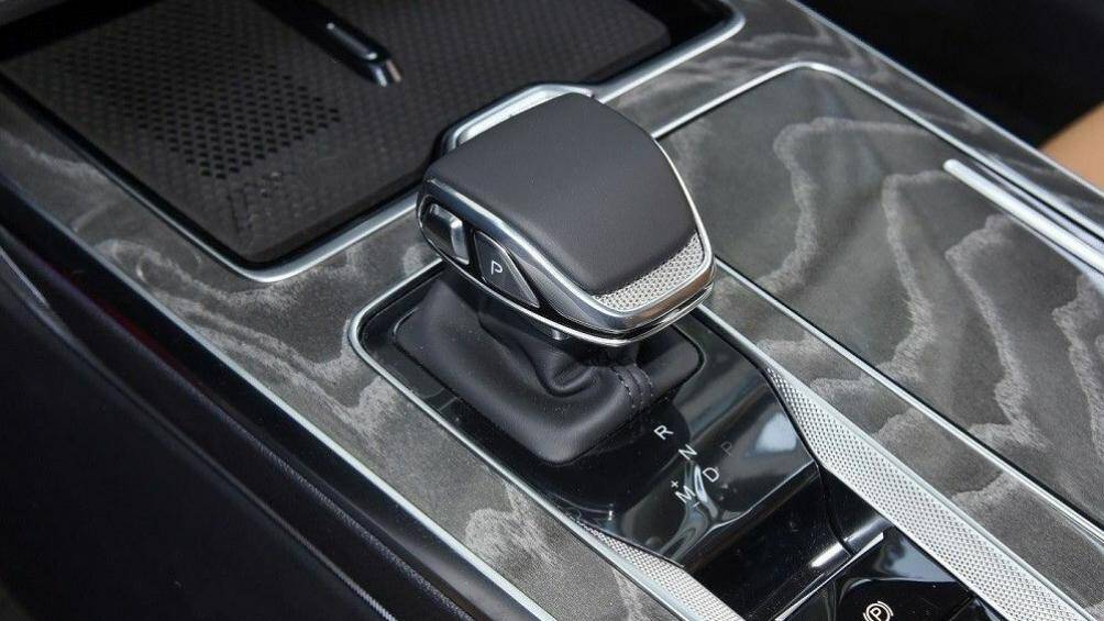 Khối động cơ xăng 4 xi-lanh, tăng áp, dung tích 2.0L, sản sinh công suất tối đa 250 mã lực