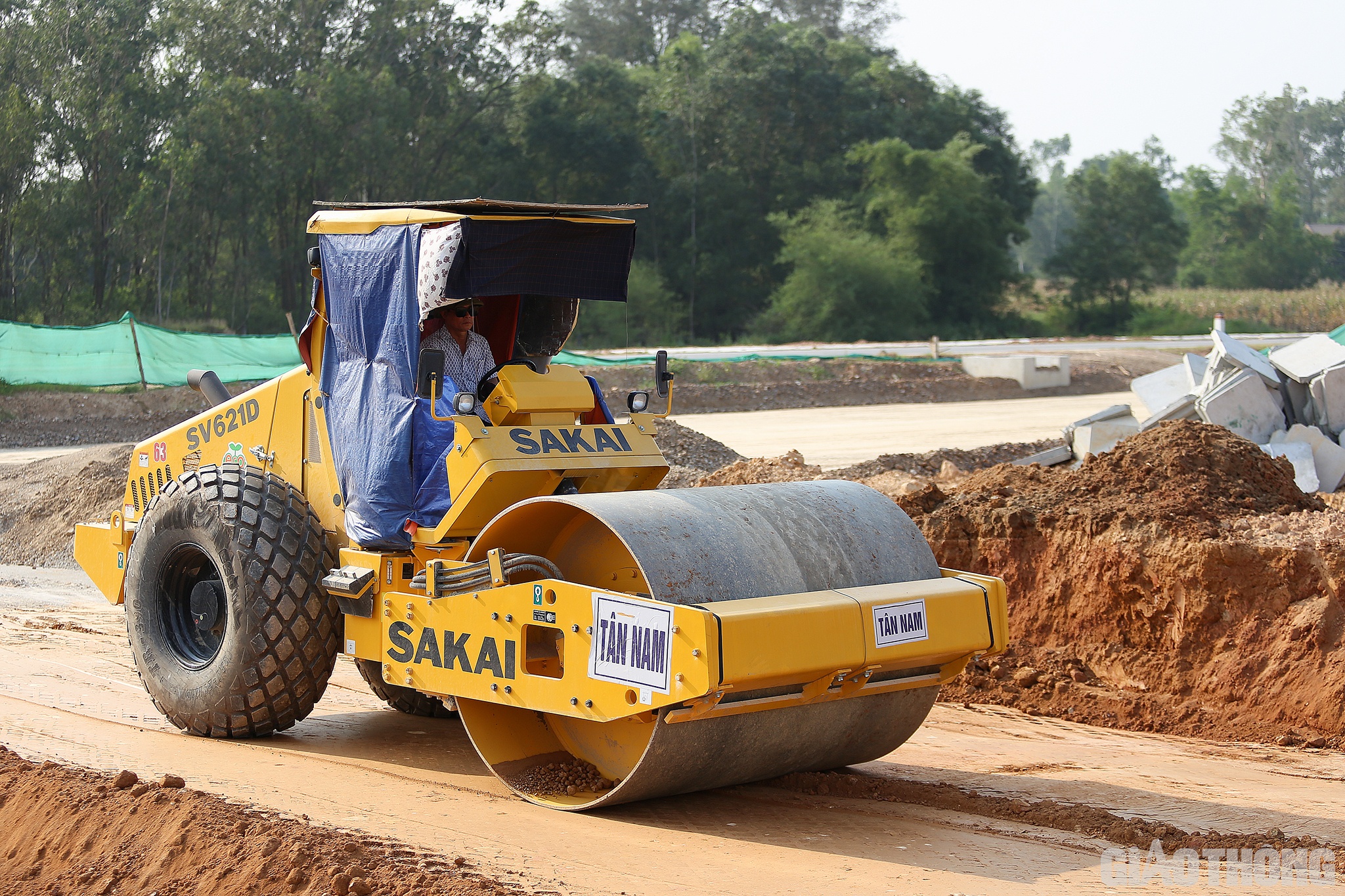 Đang giám sát việc thi công, kỹ sư Chu Trọng Hùng, Tổng công ty Tư vấn thiết kế giao thông vận tải - TEDI cho biết: Tôi đảm nhận giám sát thi công đoạn từ Km 2+800 - Km5. Chỉ 3km nhưng hiện nay trên công trường có đến 12 máy lu, 10 máy xúc, 1 máy san, 1 máy rải và hàng chục xe vận tải