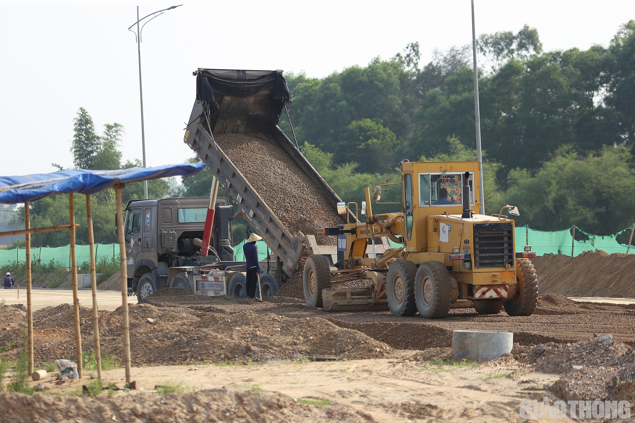 Cũng theo kỹ sư Hùng, hiện nay nhà thầu thi công đoạn này là Công ty Tân Nam bố trí 3 mũi thi công cấp phối đá dăm, 2 mũi K98, 1 mũi K95 và 5 mũi thi công cống, rãnh… với hơn 50 công nhân phổ thông, không kể lái xe, máy. Khối lượng thực hiện đoạn Km 2+800 - Km5 đến nay đạt khoảng hơn 60%