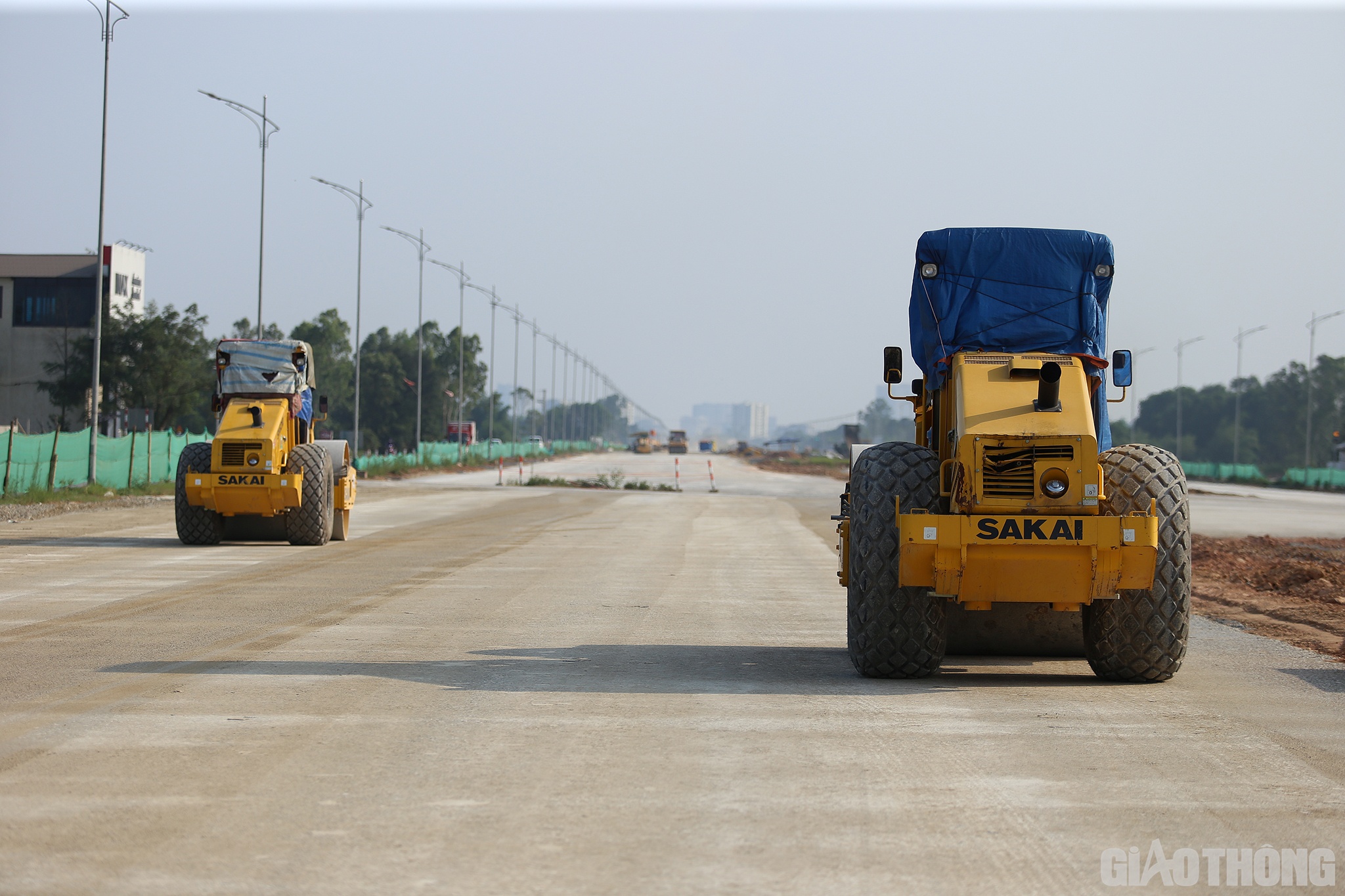 Lấy ống tay áo lau dòng mồ hôi lăn dài trên trán, công nhân Lê Ngọc Danh (SN 1982, Công ty Tân Nam) cho biết: Nắng nóng, anh em công nhân thi công vất vả nhưng cũng là điều kiện thuận lợi để đẩy nhanh tiến độ. Ai cũng nhận thức được đây là công trình giao thông lớn nhất, đẹp nhất TP Vinh nên bên cạnh tiến độ, mọi người đều nỗ lực đảm bảo chất lượng