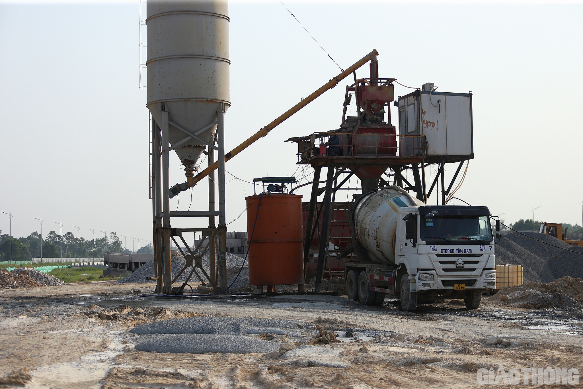 Ông Trần Minh Hoàng, cán bộ phòng Dự án 3, Ban Quản lý dự án Công trình giao thông Nghệ An (Sở GTVT Nghệ An) cho hay: Tính đến nay, giá trị thực hiện xây lắp đạt khoảng 334 tỷ đồng, đạt 34% theo hợp đồng, vượt 6% (Trong hình là trạm trộn phụ của Công ty Tân Nam có công suất 75 khối/h)