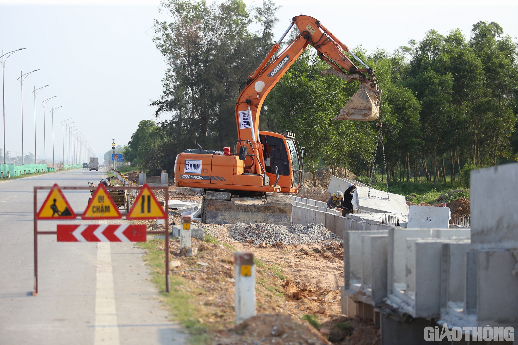 Kỹ sư Nguyễn Trọng Hùng, Chỉ huy trưởng của Công ty Tân Hưng cho biết: Dự án đường giao thông nối Vinh - Cửa Lò giai đoạn 2, Tân Hưng thi công 2.560m dài. Dự án được triển khai thi công đồng loạt từ tháng 8/2022 thì gặp phải mùa mưa