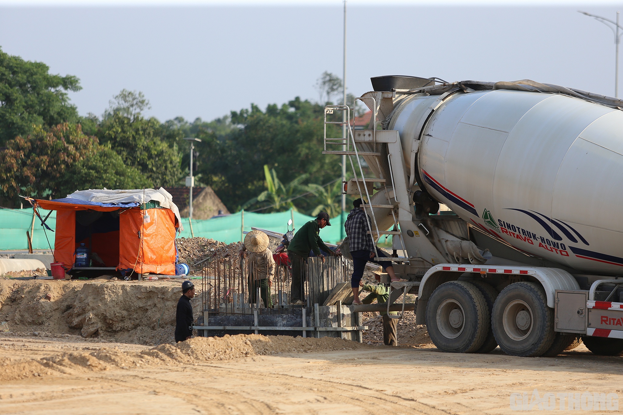 Tại các đoạn khác do Công ty Tân Hưng, Công ty Hòa Hiệp thi công, không khí thi đua lao động cũng nhộn nhịp không kém