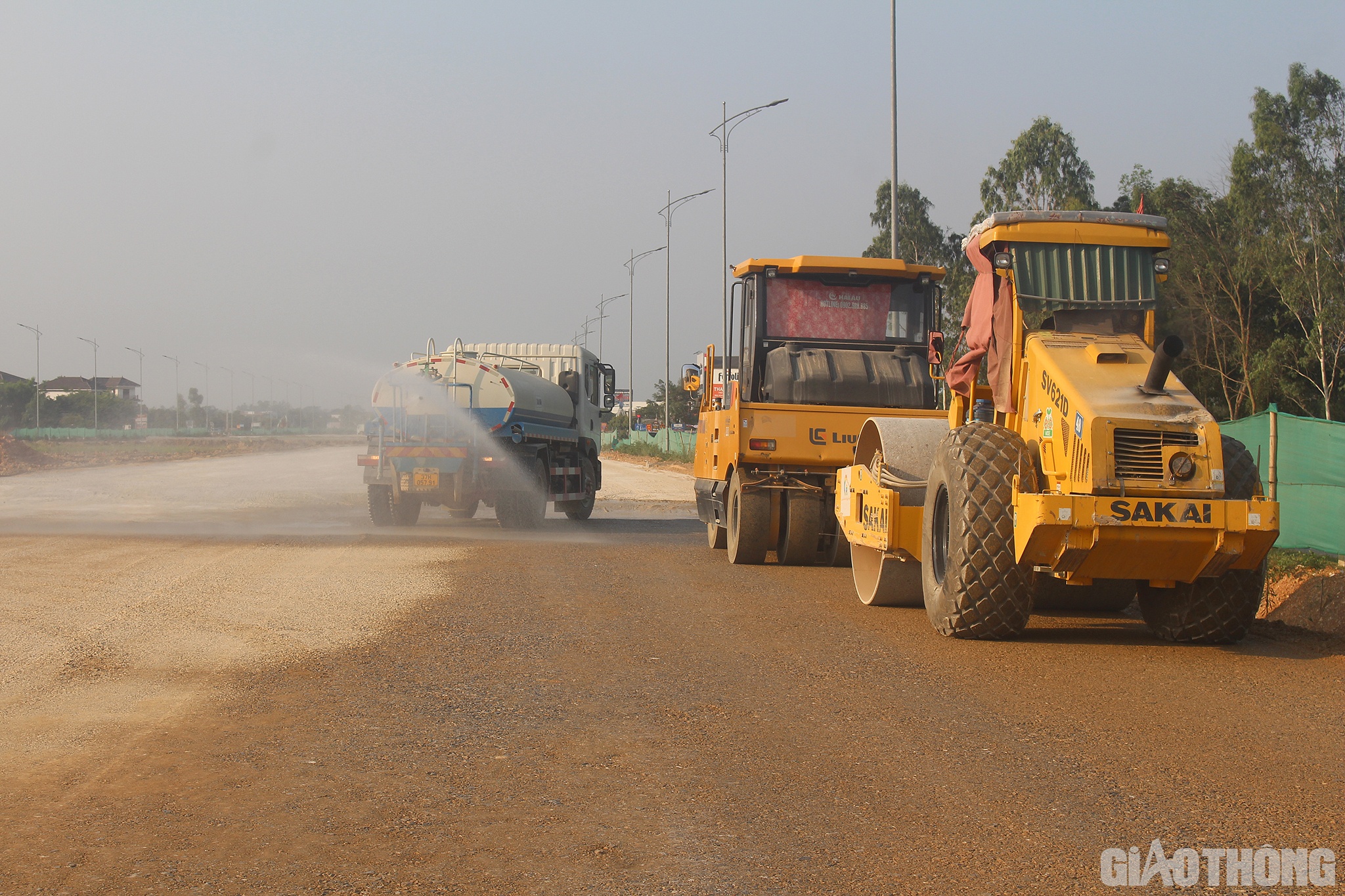 Bầu không khi thi công hối hả trên công trường. Hàng chục móc các loại, cùng với hàng trăm cán bộ, kỹ sư, công nhân đua nhau lao động, bất chấp cái nắng như thiêu như đốt