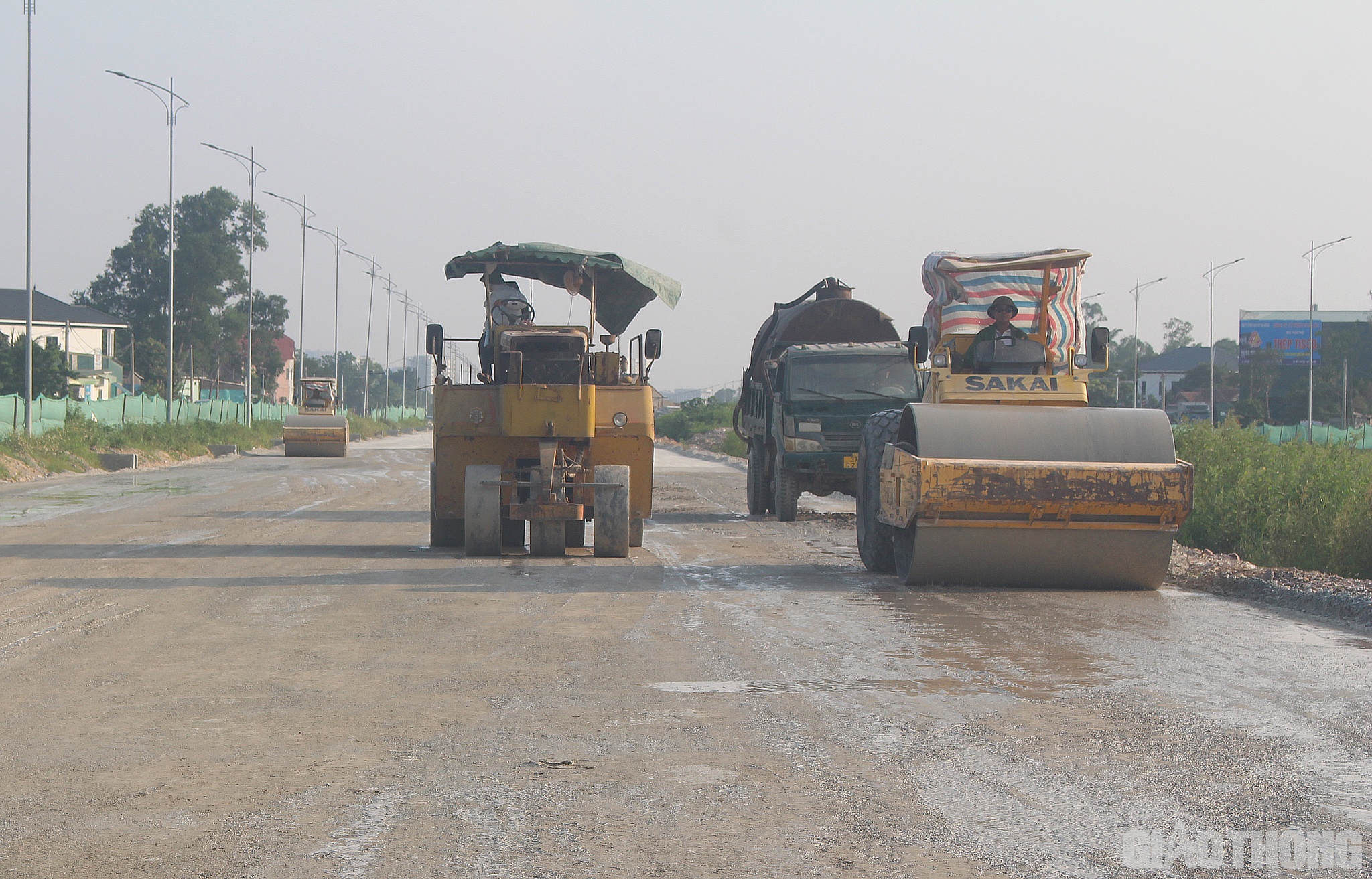 Dự án được khởi công vào cuối tháng 7/2022, do 3 nhà thầu là Công ty TNHH Hòa Hiệp, Công ty TNHH Tân Hưng, Công ty CP Xây dựng Tân Nam thi công