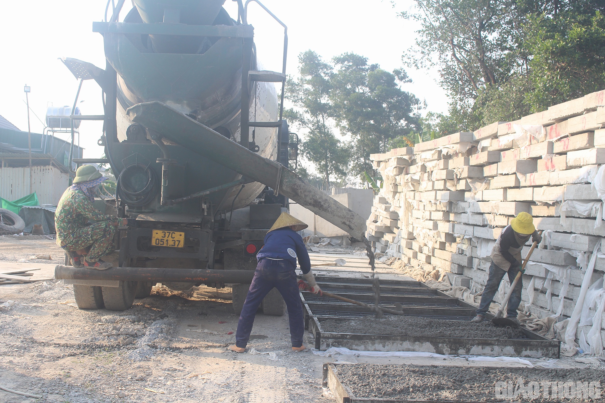 Tuy vậy, đến nay đã cơ bản hoàn thành việc đắp đất K95 và K98 (K95 đạt 96,4%, K98 đạt 96,7%). Song song với đó, công ty cũng đã tập kết khối lượng lớn cấp phối đá dăm loại 1 và loại 2; đúc các kết cấu kiện khác…