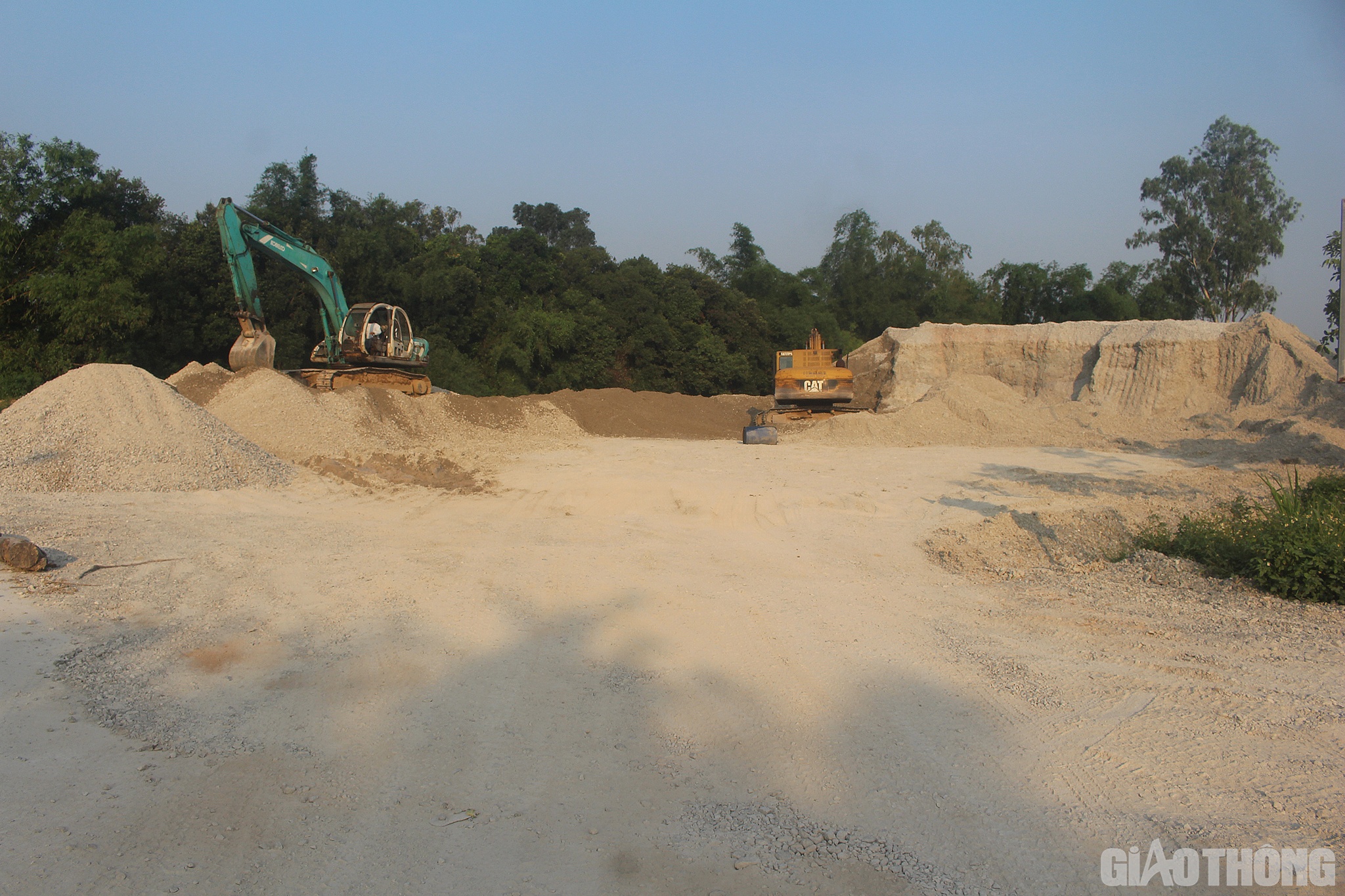 Cũng theo ông Hoàng, hiện tại các nhà thầu đang tranh thủ thời tiết khô ráo, huy động tối đa máy móc, thiết bị đẩy nhanh thi công, đảm bảo chất lượng công trình để sớm đưa vào hoạt động. (Trong hình là một bãi tập kết cấp phối đá dăm loại 2 hàng chục nghìn khối của Công ty Tân Hưng)