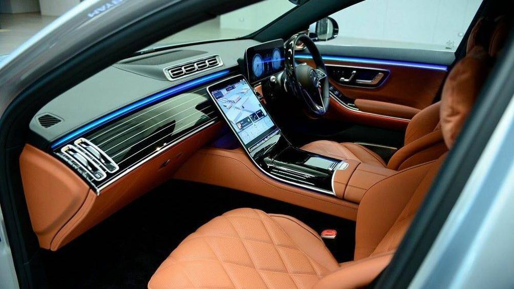 Không gian nội thất Mercedes-Maybach S580e toát lên vẻ sang trọng với ghế bọc da Nappa, mặt táp-lô ốp gỗ và trần xe bọc bằng chất liệu Dinamica