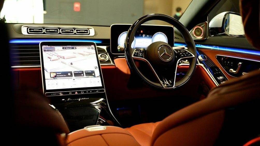 Không chỉ vậy, Mercedes-Benz còn trang bị cho xe màn hình cảm ứng trung tâm OLED 12,8 inch, hệ thống âm thanh Burmester 3D Surround Sound 15 loa