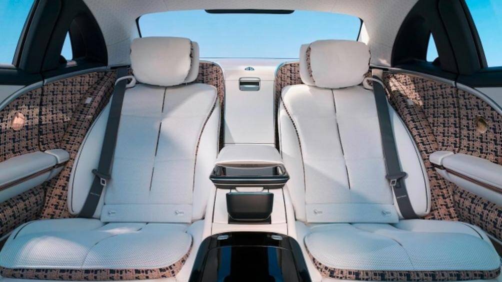 Trong khi đó, hàng ghế sau được trang bị bàn gấp, hai tai nghe không dây, bệ đỡ bắp chân, tính năng massage và rèm che nắng chỉnh điện