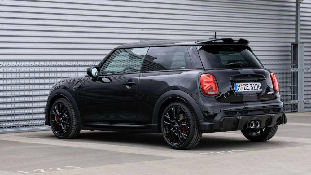 Để đảm bảo 1to6 Edition nổi bật, MINI đã sơn ngoại thất toàn màu đen với màu sơn Midnight Black, các chi tiết màu đen Piano
