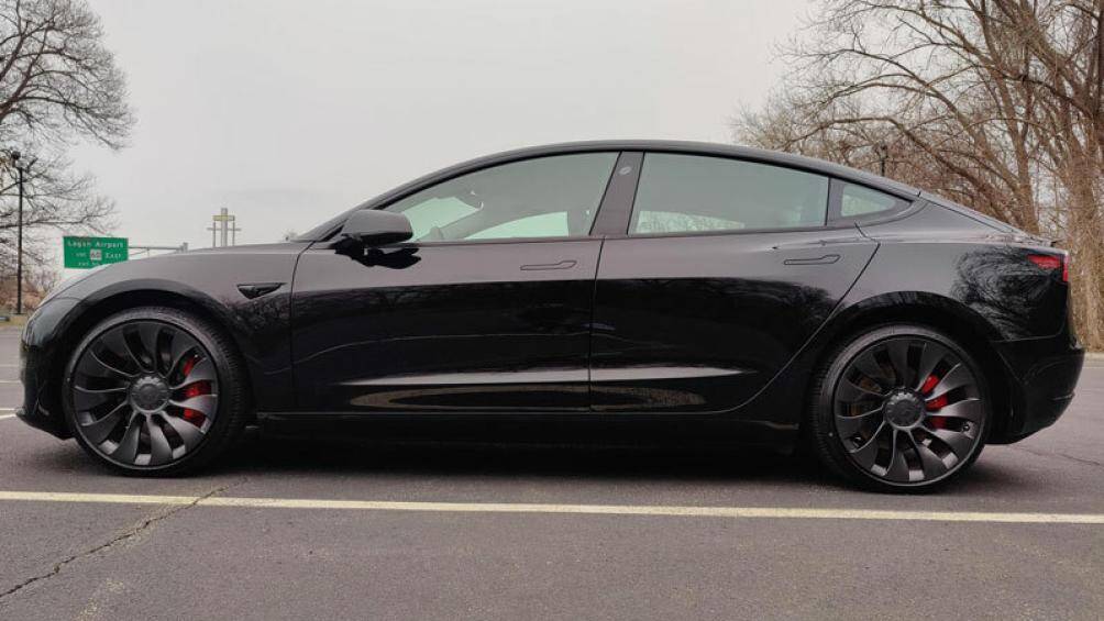 8. Tesla Model 3 (doanh số: 138.310 chiếc)