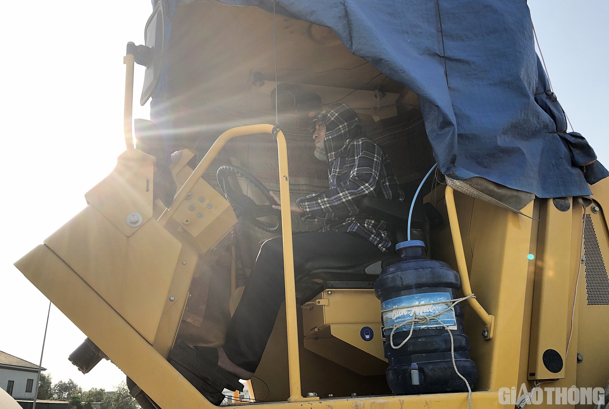 Cũng theo anh Danh, để đảm bảo tiến độ cũng như sức khỏe cho công nhân, vào buổi sáng sẽ làm việc sớm hơn, từ 6h30 - 10h30; chiều từ 14h tăng ca đến 21h đêm. Ngoài ra, để chống nắng, anh em còn dùng chăn, bạt che máy lu, tự chế thêm bộ phun sương để tạo độ ẩm