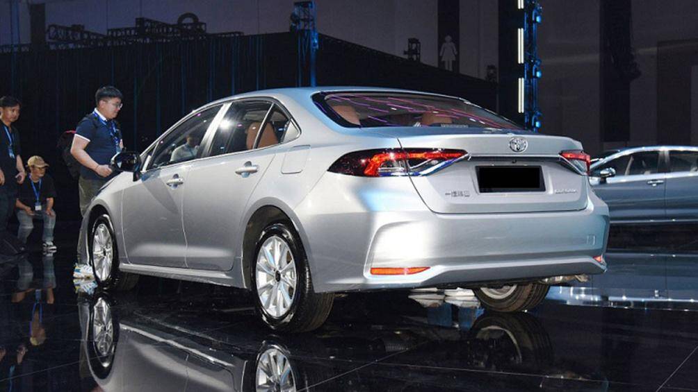 Bản hybrid vẫn được trang bị hệ truyền động THS II, bao gồm máy xăng Atkinson dung tích 1.8L kết hợp với mô-tơ điện mạnh 70 kW (khoảng 95 mã lực)