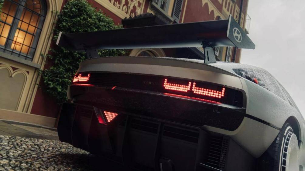 Giám đốc Trung tâm Thiết kế ô tô Hyundai cho biết: “Thật vinh dự khi được tham gia một sự kiện uy tín như vậy ở Ý, quốc gia đã đánh dấu sự khởi đầu cho di sản thiết kế của chúng tôi"