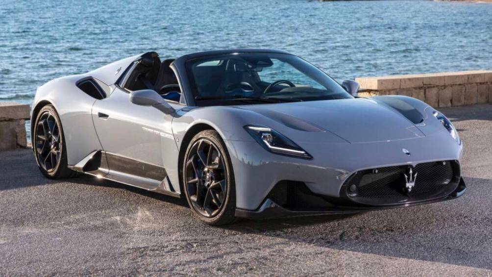 Xe mui trần này có thể tăng tốc lên 100 km/h trong 3 giây, lên 200 km/h trong 9,2 giây và đạt tốc độ tối đa 320 km/h