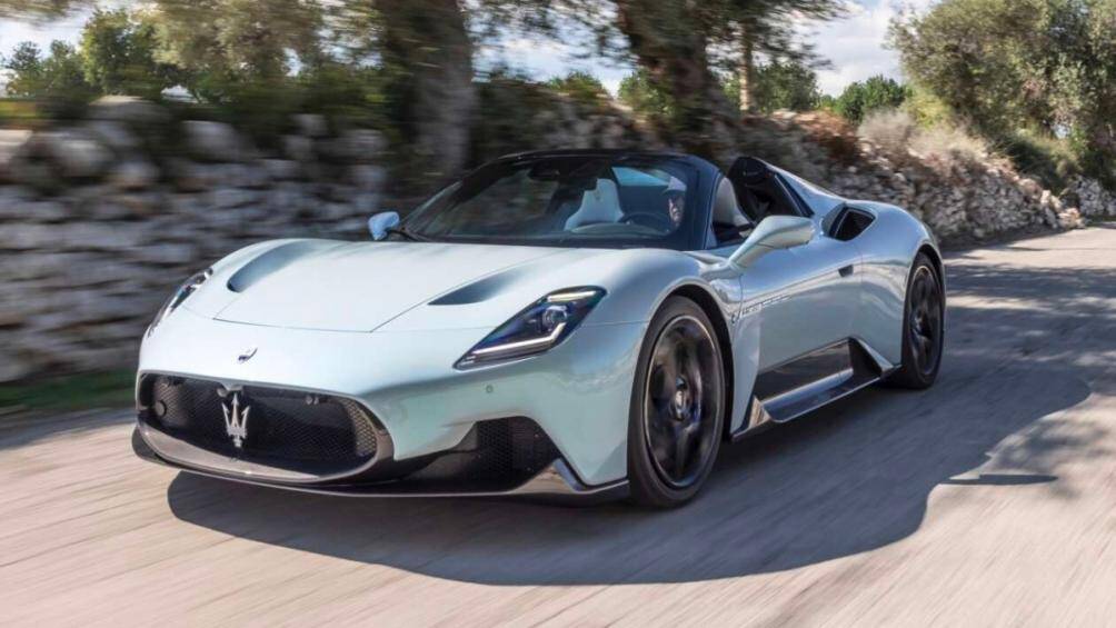 Trong tiếng Ý, Cielo có nghĩa là bầu trời, ẩn ý của Maserati đây là một chiếc xe có thể xếp gọn phần mui vào khoang phía sau giúp tận hưởng không khí bên ngoài