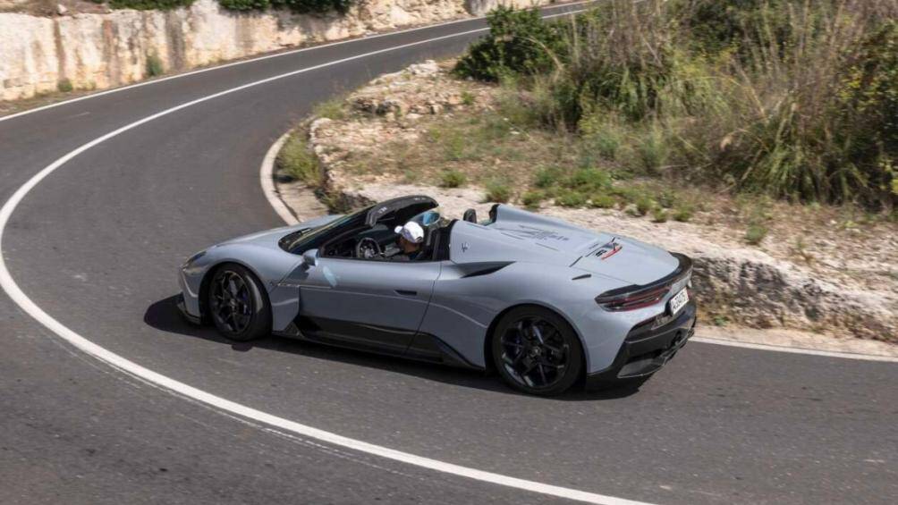 Ngoài ra, kết cấu mui kính webasto có thể được tùy chỉnh giữa 2 chế độ trong suốt và mờ để người dùng ngắm cảnh khi mong muốn