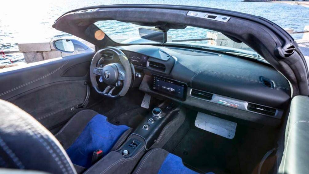 Bên trong, hãng xe Ý lắp bảng đồng hồ kỹ thuật số sau vô-lăng, giao diện hiển thị theo 5 chế độ lái. Một màn hình cảm ứng cho hệ thống thông tin giải trí