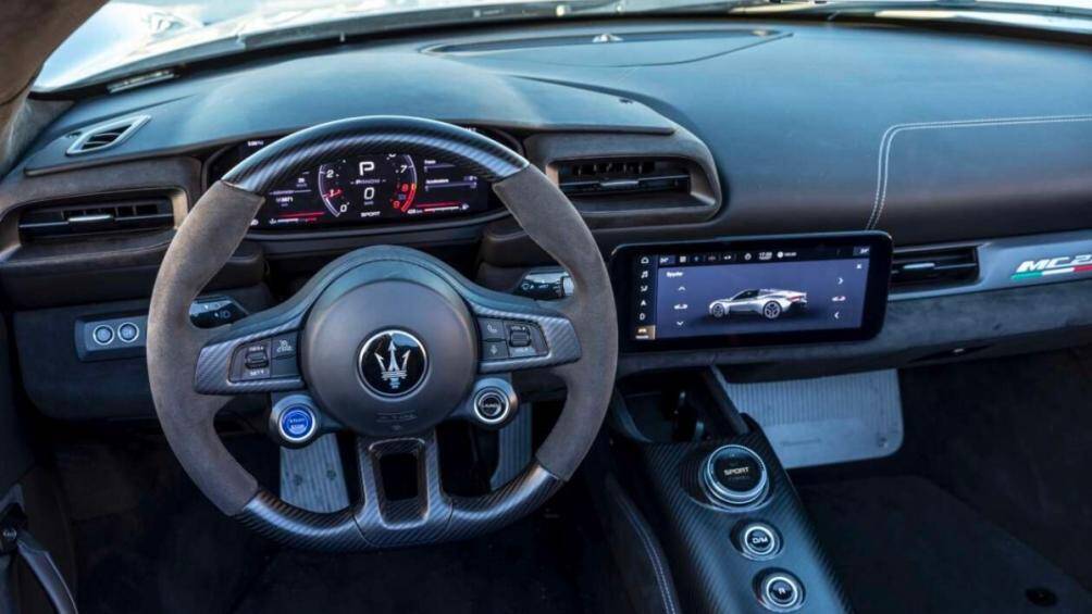 Maserati MC20 Cielo có thêm một cốp phụ đặt phía sau khoang lái, dung tích 100 lít, vô lăng được làm bằng sợi carbon