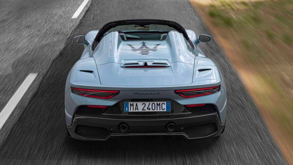 Logo "cây đinh ba" trên nắp động cơ làm bằng titan mờ. So với bản coupe, bản mui trần nặng hơn 65 kg, tương đương với trọng lượng 1.540 kg