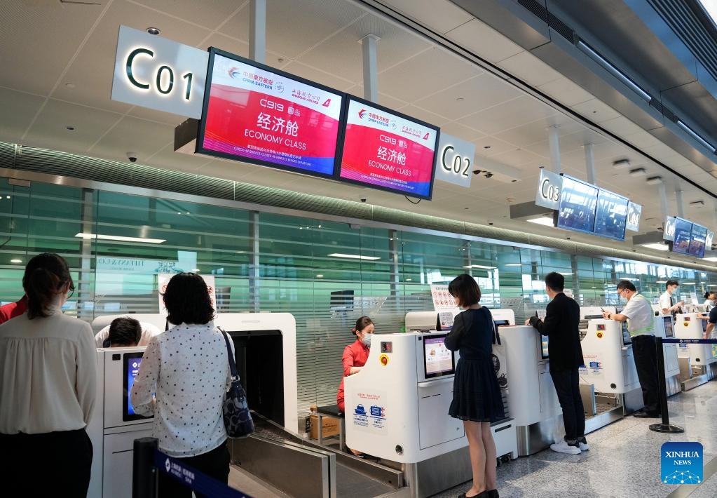 Những hành khách đầu tiên đi máy bay C919 làm thủ tục tại sân bay quốc tế Hongqiao, Thượng Hải, Trung Quốc.