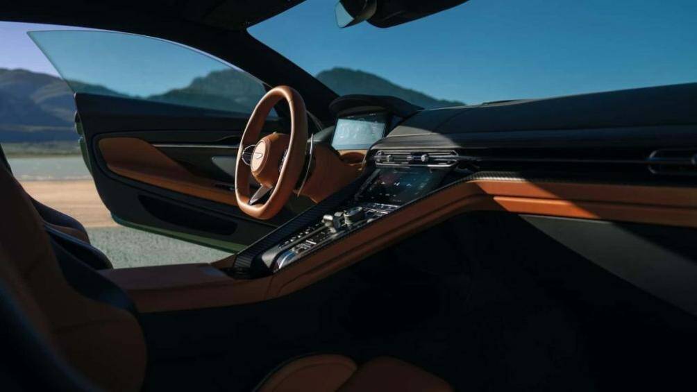 Chất liệu nội thất được cải thiện để trở nên êm ái và sang trọng hơn. Một số tùy chọn về chất liệu ốp có nhôm, gỗ và sợi carbon