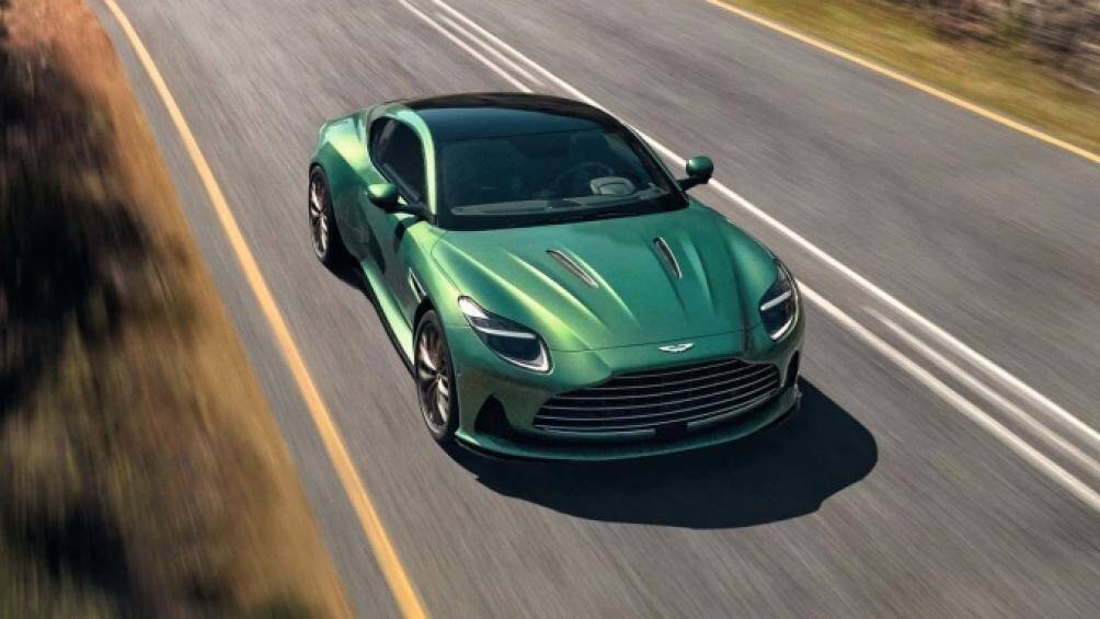 Trên mũi xe là logo mới của Aston Martin, DB12 là chiếc xe sản xuất đầu tiên được áp dụng thay đổi này