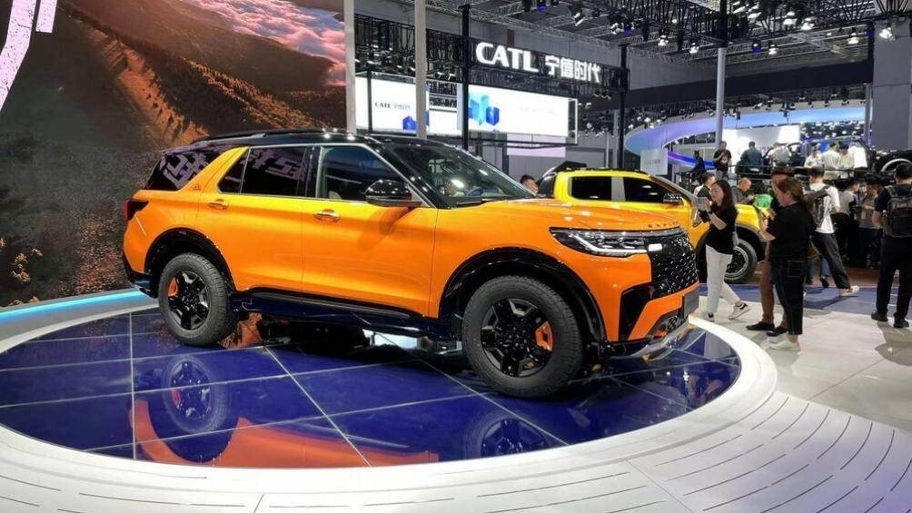 Tại Trung Quốc, Ford đã bổ sung thêm vào dải sản phẩm Ford Explorer phiên bản Kunlun Peak Edition với khả năng vận hành tối ưu trên đường địa hình