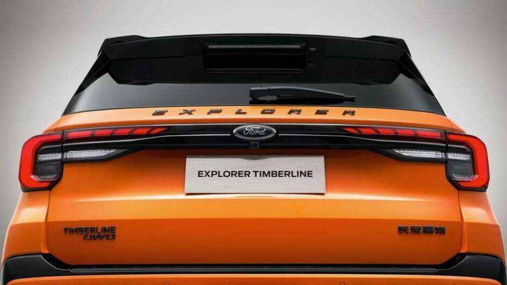 Ford Explorer Kunlun Peak có các tùy chọn màu sắc ngoại thất bao gồm cam, đen, xám và trắng, kết hợp với các chi tiết đen bóng viền xung quanh thân xe