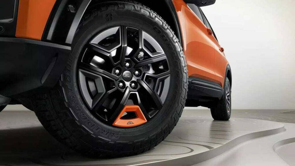 Xe cũng được trang bị ốp gầm bằng nhôm, cùng một vài chi tiết màu cam tạo điểm nhấn như móc kéo hay mảng màu trang trí trên bộ vành hợp kim 18 inch bọc bên ngoài lốp địa hình