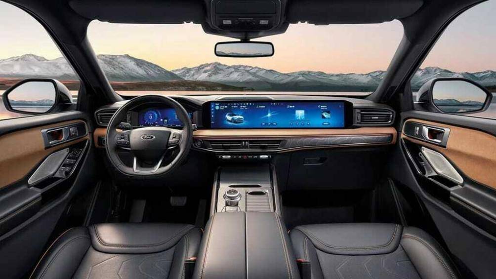 Ở bên trong, mặt táp-lô vẫn trang bị màn hình trung tâm giải trí kích thước 27 inch và đồng hồ 12,3 inch sau vô lăng