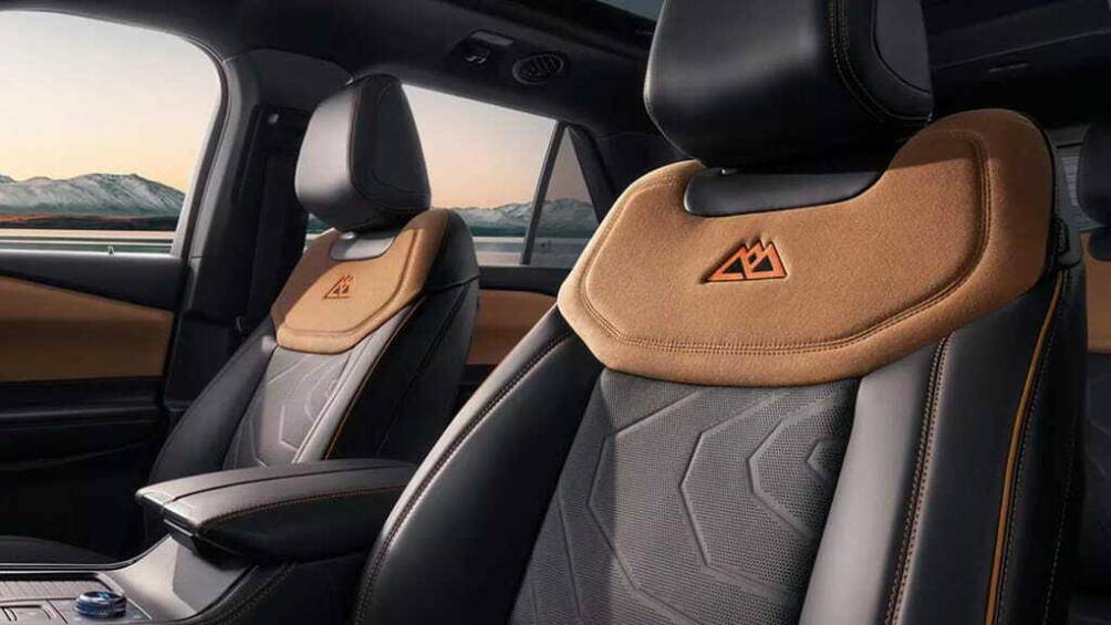 Để tăng tính nhận diện cho phiên bản đặc biệt, logo ngọn núi Kunlun và Timberline cũng được trang trí cho nhiều chi tiết nội thất của xe