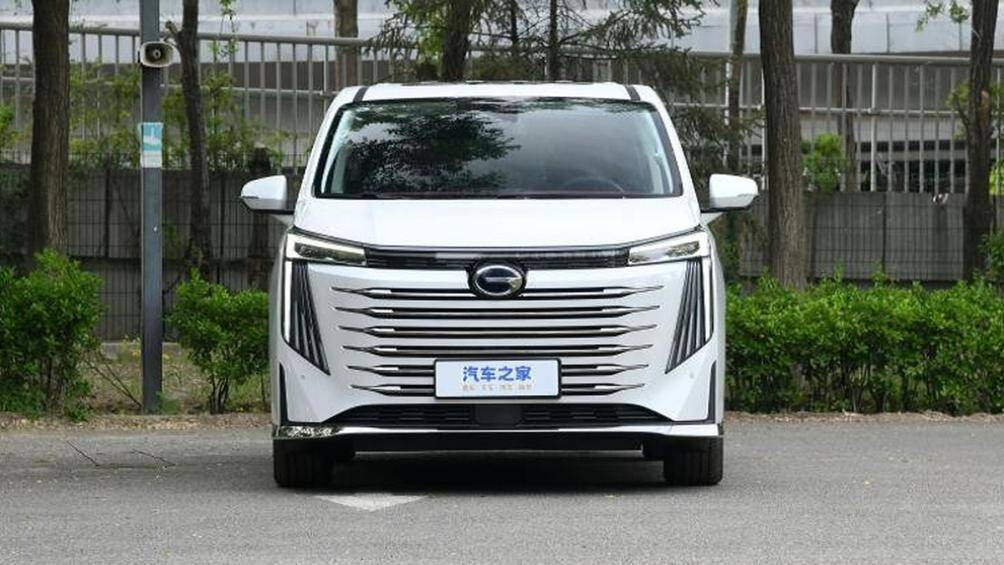 GAC Trumpchi E9 sở hữu kiểu lưới tản nhiệt vừa kín vừa mở, trong đó, các lỗ nhỏ từ các nan tản nhiệt nằm ngang, được mạ crôm, chỉ vừa đủ để tản nhiệt cho động cơ của xe