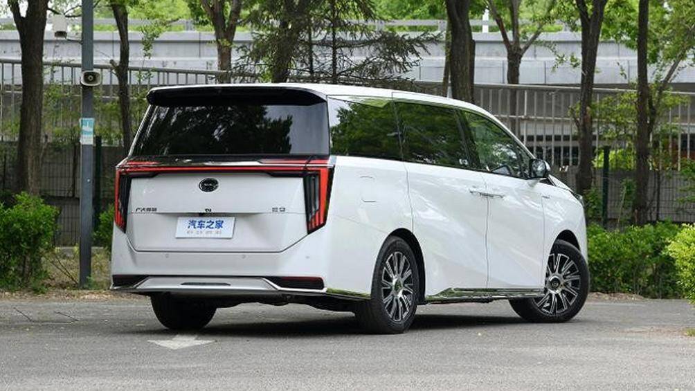 Ở phần hông, GAC Trumpchi E9 áp dụng thiết kế mui treo, phía sau có cụm đèn hậu LED to bản, trải dài hết đuôi xe