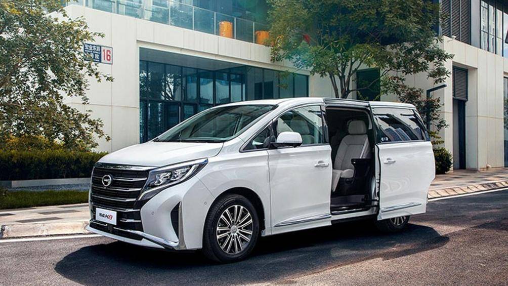 Xe còn có 5 lưới dọc, tạo thành 1 dải sáng ngay dưới đèn pha, "đôi mắt" của xe thiết kế mỏng, được nối với nhau bằng một thanh nẹp mạ crôm