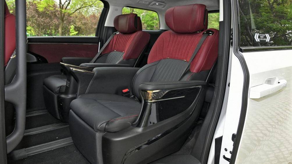 Hàng ghế thứ 2 được bọc vải da cao cấp 2 màu, chỉnh điện và massage. Màn hình có kích thước 15.6 inch