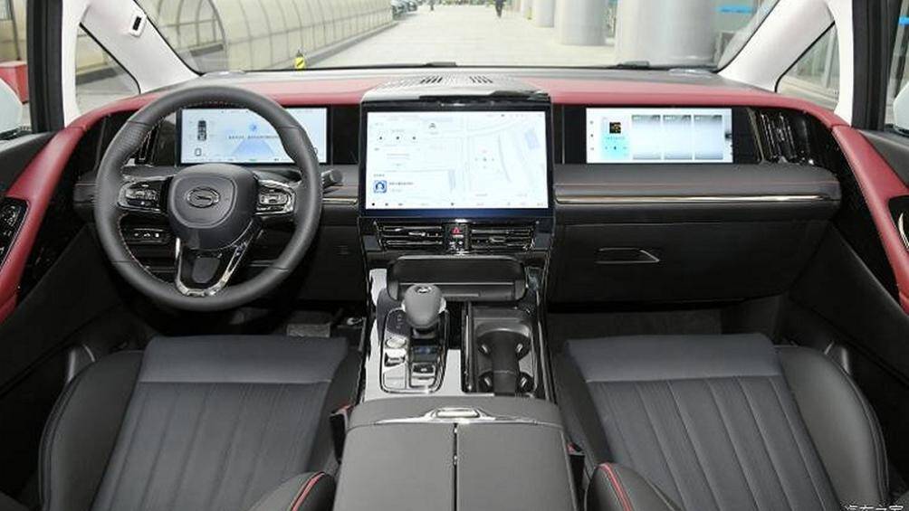 Bên trong, bảng đồng hồ có kích thước 12,3 inch, tiếp đến là màn hình điều khiển trung tâm nổi siêu lớn 14,6 inch và sau cùng là màn hình giải trí cho hành khách 12,3 inch